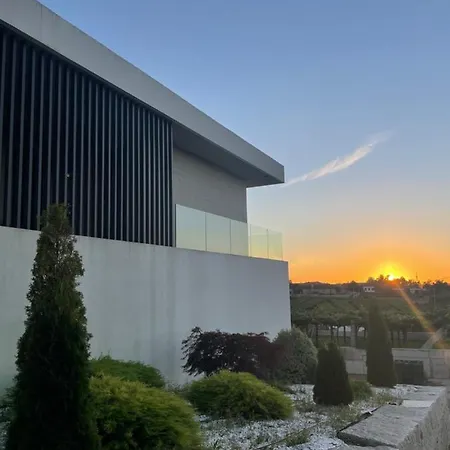 Deluxe Rodeada De Vinedos Hotel